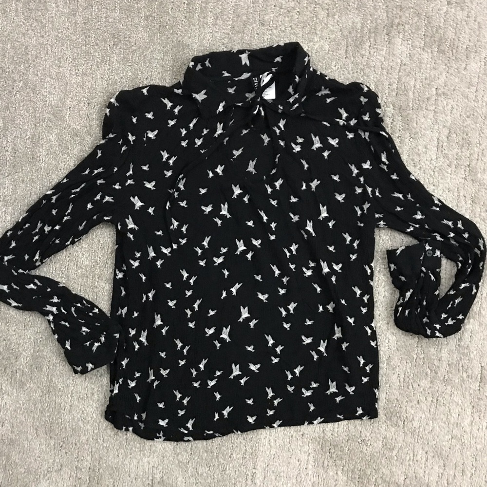 Blouse with bow tie in front and cut out